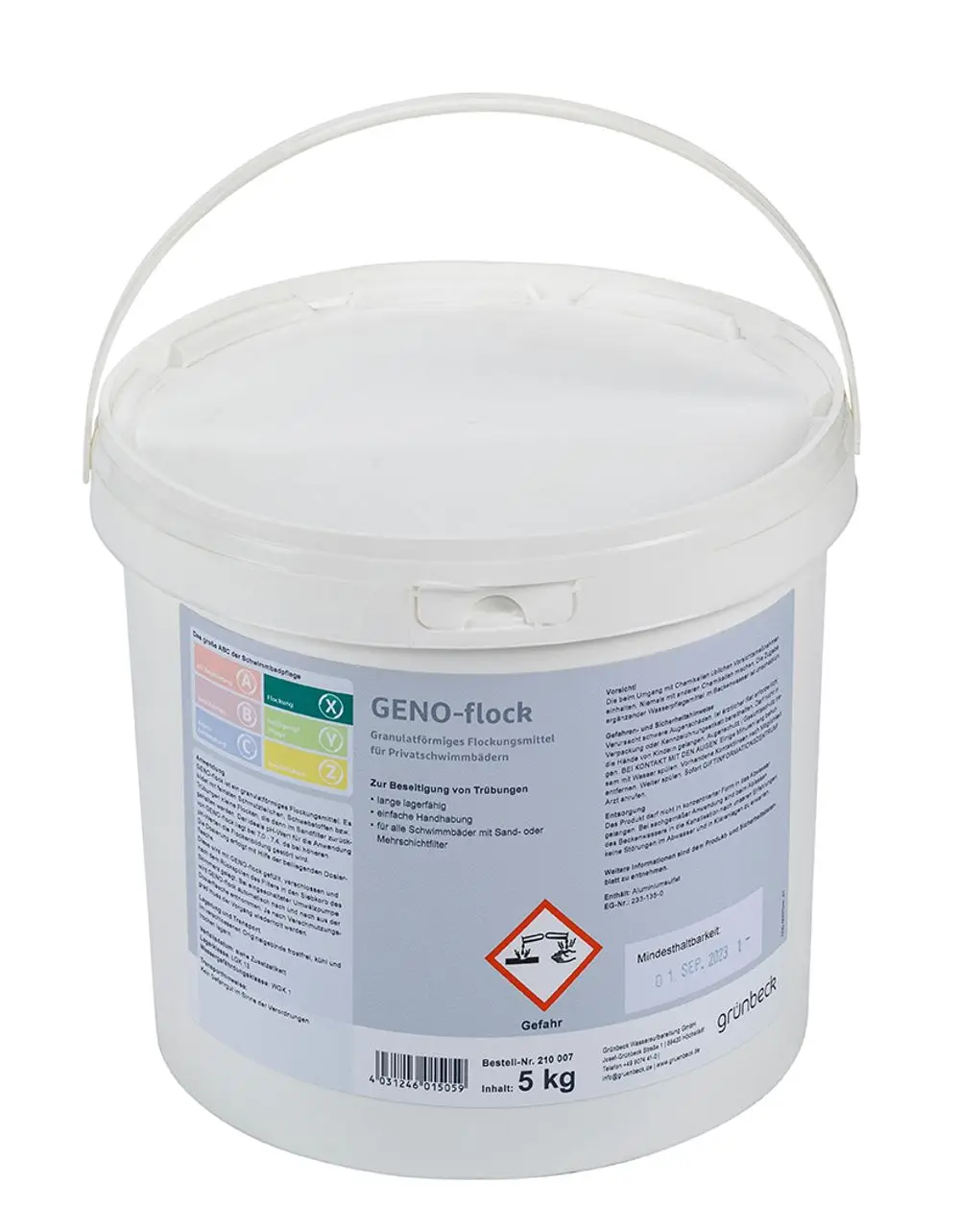 Weißer Eimer mit einem Inhalt von 5 kg, beschriftet als Flockungsmittel zur Klärung von Schwimmbeckenwasser, hergestellt von Grünbeck. Warnhinweis und Anwendungshinweise sind vorhanden.